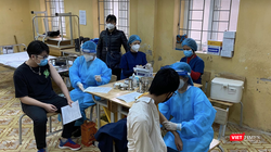 Học sinh được khám sức khoẻ trước khi tiêm vaccine COVID-19 (Ảnh - Quang Hùng) 
