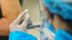 Nhân viên y tế chuẩn bị tiêm vaccine (Ảnh - ST)