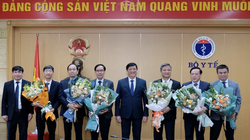 Bộ trưởng Bộ Y tế Nguyễn Thanh Long chúc mừng các lãnh đạo cục/vụ vừa được bổ nhiệm (Ảnh: Trần Minh)