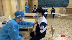 Học sinh được khám sức khoẻ trước tiêm vaccine COVID-19 (Ảnh - Quang Hùng) 
