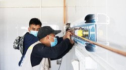 Bệnh viện Bệnh Nhiệt đới Trung ương lắp đựt giường ICU điều trị F0 (Ảnh - Nguyễn Liên) 