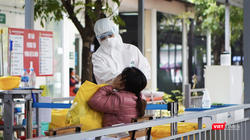 Nhân viên y tế lấy mẫu xét nghiệm COVID-19 cho người dân (Ảnh - Minh Thuý) 