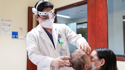 Bác sĩ khám cho bé M. (Ảnh - BVCC) 