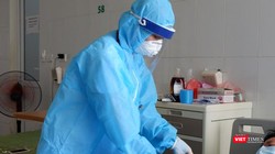 Bác sĩ chăm sóc cho bệnh nhân COVID-19 (Ảnh - Minh Thuý) 