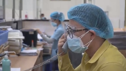 Bác sĩ trực tổng đài tư vấn cho người dân (Ảnh - Ngô Đồng) 