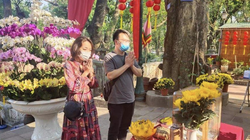 Người dân đi chùa trong mùa dịch COVID-19 (Ảnh - UBND Q. Ba Đình) 