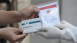 Người dân nhận thuốc Molnupiravir để điều trị COVID-19 (Ảnh - MH) 