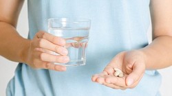 Người dân uống thuốc (Ảnh minh hoạ) 