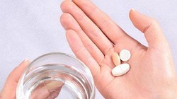 Người dân uống thuốc (Ảnh minh hoạ) 