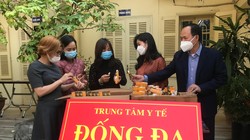 Trung tâm Y tế quận Đống Đa nhận tài trợ các sản phẩm hỗ trợ điều trị COVID-19 phát kèm các gói thuốc cho F0 đang điều trị tại nhà (Ảnh - SYTHN) 