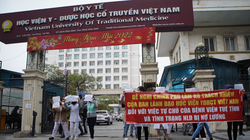 Các bác sĩ, nhân viên y tế của Bệnh viện Tuệ Tĩnh tiếp tục biểu tình vào chiều nay (Ảnh - Minh Nhân)