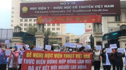 Hơn 40 y bác sĩ xuống đường cầm băng rôn "cầu cứu" vì bị nợ lương suốt 8 tháng (Ảnh - Soha) 