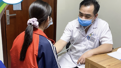 Bác sĩ khám bệnh cho trẻ (Ảnh - BVCC)