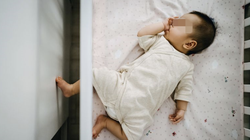 Cha mẹ nên lưu ý tạo không gian an toàn cho giấc ngủ của trẻ (Ảnh: BSCC)