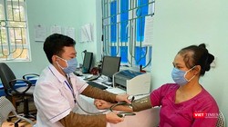 Bác sĩ khám bệnh cho người dân (Ảnh - Duy Tuân, nguồn: SYT HN)