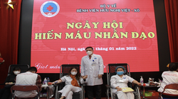 PGS.TS. Nguyễn Thanh Hà -Giám đốc Bệnh viện Hữu Nghị động viên các cán bộ đoàn viên người lao động BV tham gia hiến máu tại BV (Ảnh - BVCC)