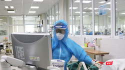 Bác sĩ siêu âm cho bệnh nhân (Ảnh - Minh Thuý) 