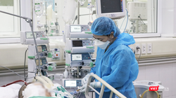 Bác sĩ chăm sóc cho bệnh nhân mắc COVID-19 nặng (Ảnh - Minh Thuý) 