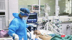 Bác sĩ chăm sóc cho bệnh nhân mắc COVID-19 (Ảnh - Minh Thuý) 