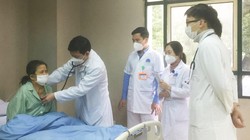 Bác sĩ khám cho bệnh nhân hậu COVID-19 (Ảnh - BVCC)