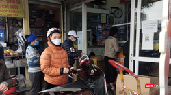 Người dân lo lắng xếp hàng mua thuốc về cho gia đình (Ảnh - Minh Thuý) 