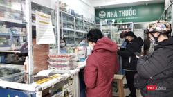 Người dân xếp hàng chờ mua thuốc, kit test COVID-19 (Ảnh - Minh Thuý) 