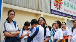 Các thí sinh cùng nhau thảo luận trong buổi sáng thi đầu tiên 