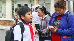 Các học sinh bước vào kỳ thi khảo sát năng lực vào sáng 12/6