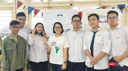 Cô Phạm Thị Hoa (ở giữa) là giáo viên Toán có nhiều năm kinh nghiệm trong luyện thi Đại học