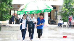 Tình nguyện viên hỗ trợ thí sinh ra về