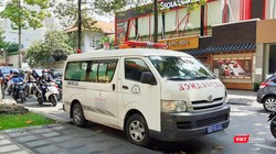 Xe cấp cứu "hộ tống" thí sinh Anh Trúc đến trường thi