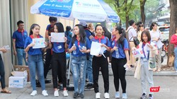 Sinh viên tình nguyện với các khẩu hiệu cổ vũ thí sinh dự thi