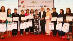 Trao học bổng cho các nữ sinh dân tộc thiểu số