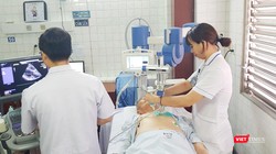 Bệnh nhân đang điều trị thiếu máu cơ tim bằng sóng xung kích 