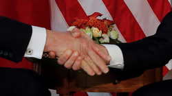 Kiểu bắt tay gây sốc của ông Trump