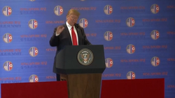 Ông Trump trong cuộc họp báo.