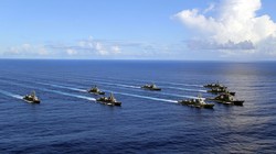 Tàu USS Pinckney và lực lượng phòng vệ Nhật Bản.