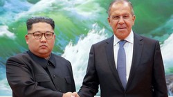 Ông Kim Jong-un và Sergei Lavrov.