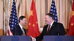 Ngoại trưởng Mỹ Mike Pompeo cùng Chủ nhiệm Văn phòng Ủy ban công tác ngoại sự Trung ương Đảng Cộng sản, Ủy viên Bộ chính trị Trung Quốc Dương Khiết Trì.