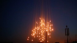 Bom chùm phốt-pho trắng.