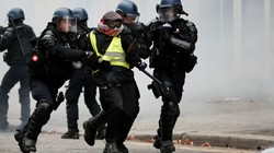 Lực lượng an ninh Pháp bắt giữ một người Gilê vàng.