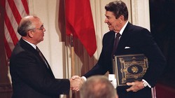 Lãnh đạo Liên Xô Mikhail Gorbachev và Tổng thống Mỹ Ronald Reagan, bắt tay sau khi ký kết Hiệp ước về các Lực lượng Hạt nhân tầm trung INF vào năm 1987. Hiện tại, Mỹ đang muốn rút khỏi hiệp ước này.