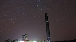 Hiện chưa rõ trong năm 2019, Triều Tiên có dừng hẳn chương trình thử vũ khí hạt nhân và tên lửa đạn đạo liên lục địa hay không? Ảnh minh họa: Tên lửa đạn đạo liên lục địa Hwasong-15 của Triều Tiên.