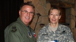 Thiếu tướng Don Harvel (bìa trái) trong lễ nghỉ hưu.