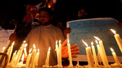 Những người dân tại Karachi, Pakistan thắp nến tưởng niệm các nạn nhân thiệt mạng trong vụ tấn công tại Sri Lanka.