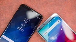 Galaxy Note 8 và LG V30 (ảnh Phone Arena)
