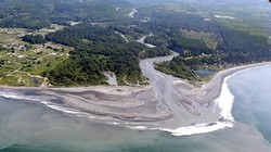 Dòng Elwha đang hồi sinh sau quyết định tháo dỡ đập thủy điện được xây dọc sông này. Ảnh National Geographics. 