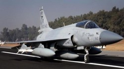 Máy bay chiến đấu hạng nhẹ JF-17 Thunder/FC-1 Kiêu Long do Trung Quốc và Pakistan hợp tác phát triển.