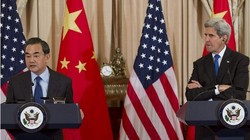 Bộ trưởng Ngoại giao Trung Quốc Vương Nghị và Ngoại trưởng Mỹ John Kerry. Ảnh: Đa Chiều.