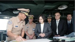 Tổng thống Đài Loan, bà Thái Anh Văn thăm tàu tuần phòng Địch Hóa lớp Khải Định, Hải quân Đài Loan. 